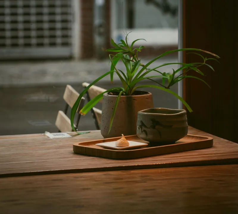 Stop Sipping Hojicha Solo: A Home Cook's Guide to Pairing Roasted Green Tea Like a Sommelier